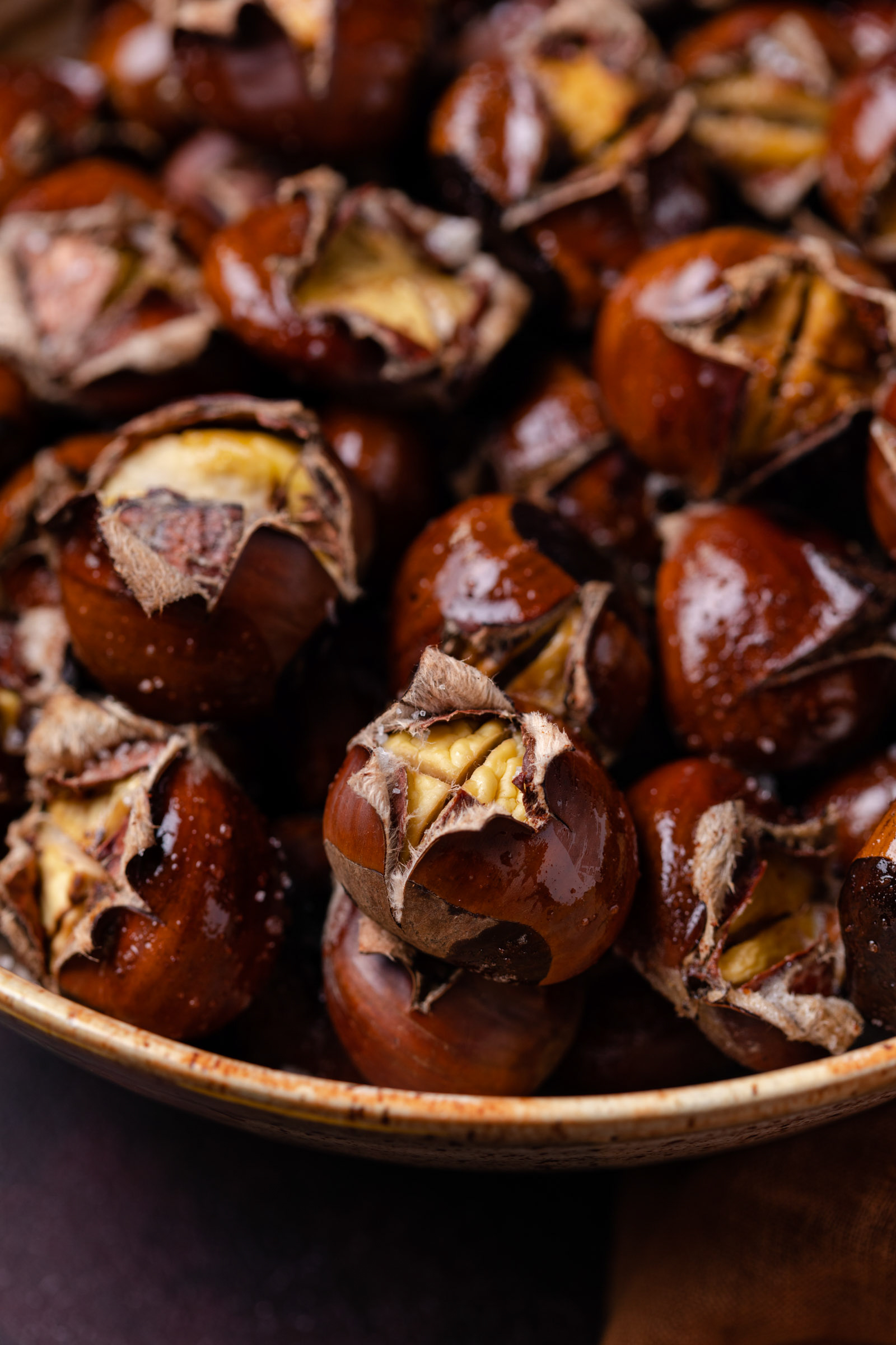 gepofte kastanjes van de barbecue met boter en fleur de sel 2