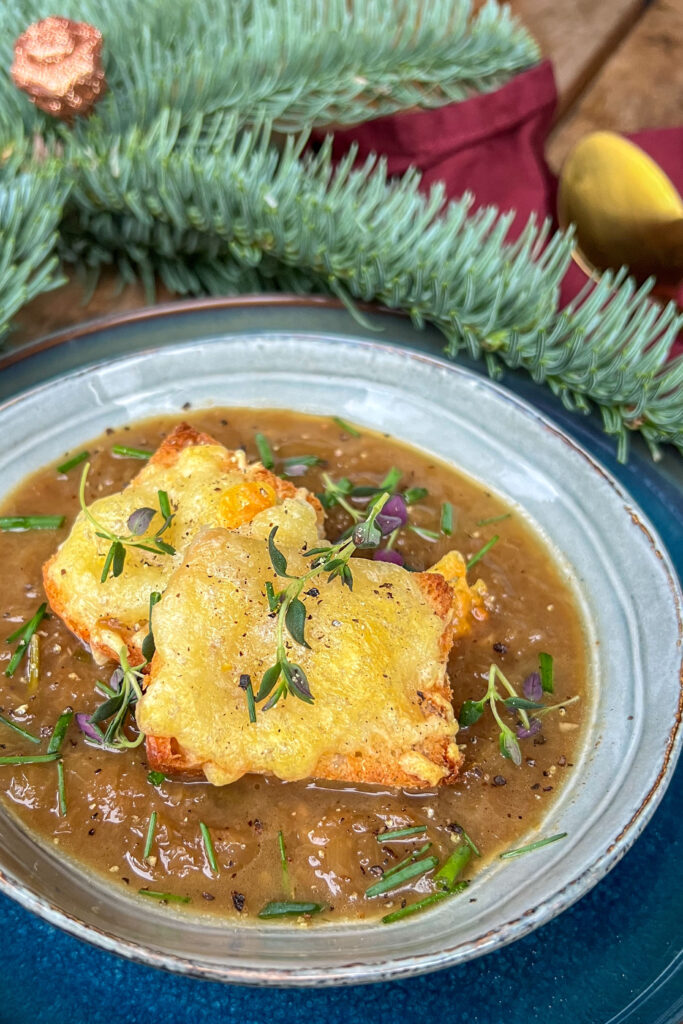 Gerookte uiensoep met Gruyère crostini's en bieslook Francesca Kookt