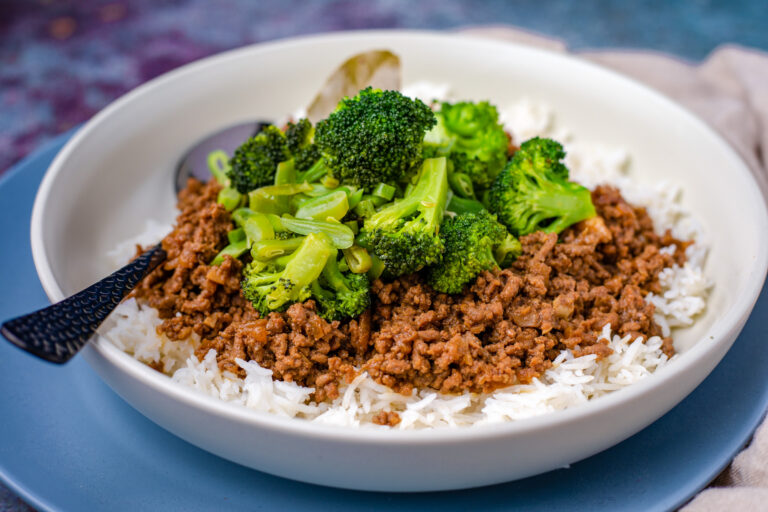 Surinaams gehakt met broccoli en witte rijst