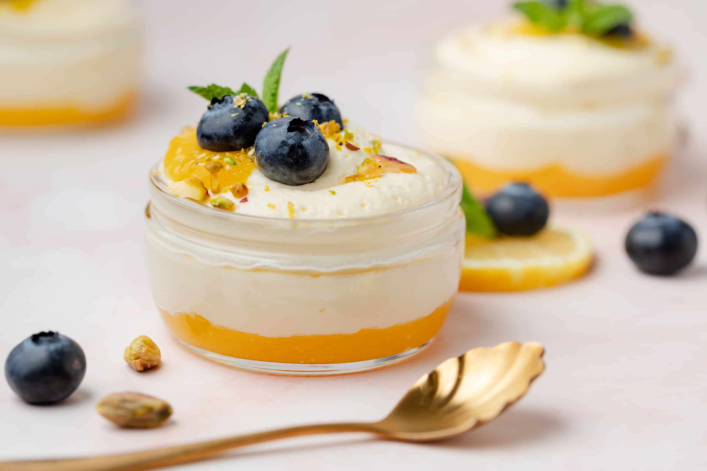 Lemon curd mousse met blauwe bessen en pistache