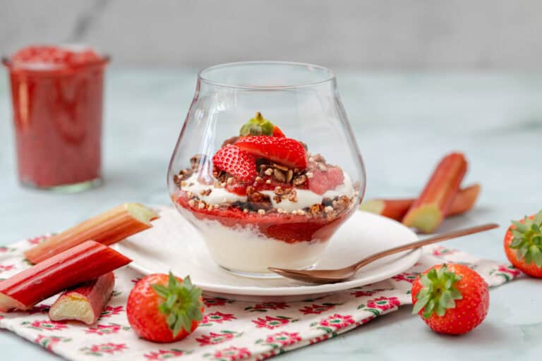 Ontbijt trifle met Griekse yoghurt, muesli en rabarber