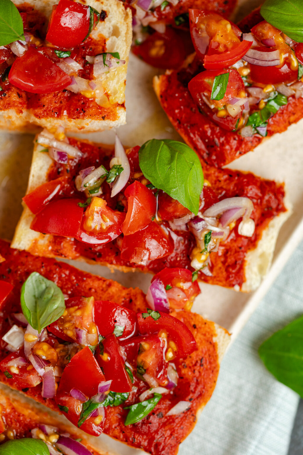 bruschetta-s-met-tomaat-rode-ui-en-basilicum-francesca-kookt