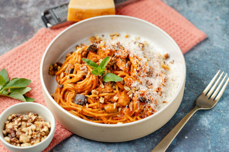 Volkoren spaghetti met geroosterde groenten en walnoten