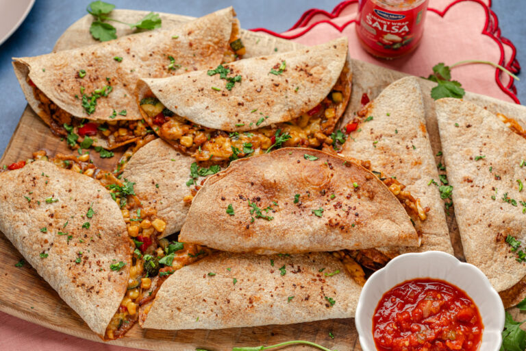 Voedzame quesadilla traybake waar de kids dol op zijn