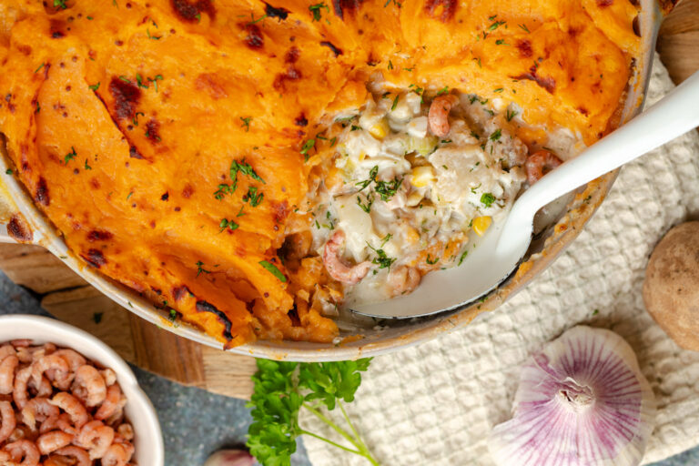 Vis ovenschotel met schelvis, verse groenten en een dakje van aardappelpuree