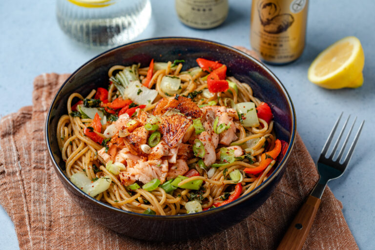 Gezonde bami met zalm, paprika, paksoi en boerenkool