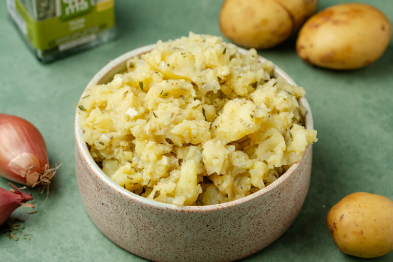 Smeuïge gebakken aardappelpuree met sjalot, knoflook en kruiden