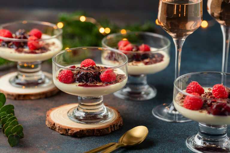 Panna cotta met kersencompote, balsamico en pure chocolade