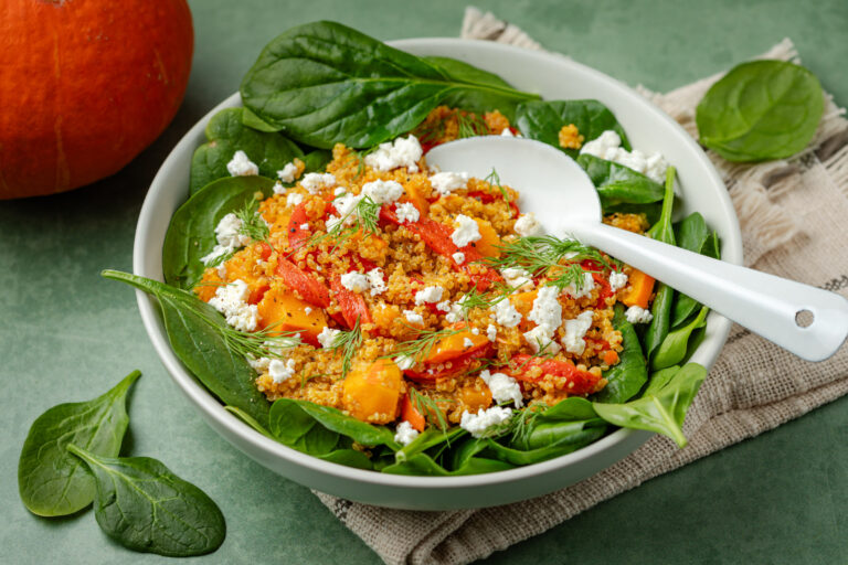 Pompoen-quinoasalade met feta en spinazie