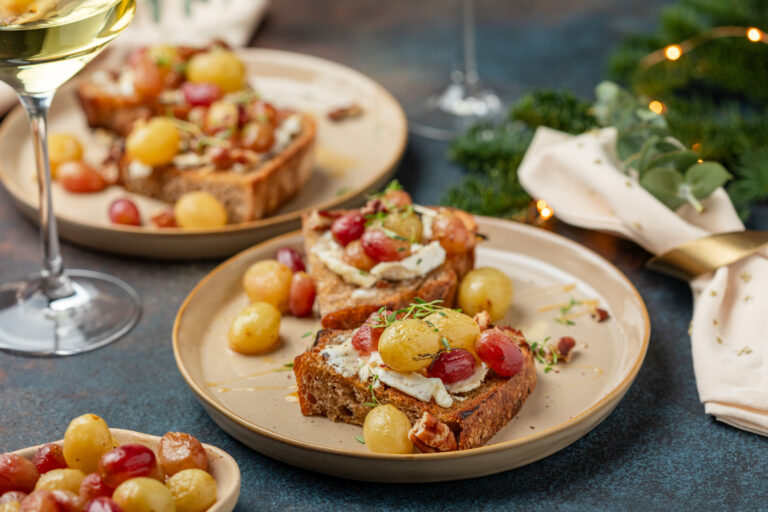 Zuurdesem toast met geitenkaas, geroosterde druiven & tijmhoning
