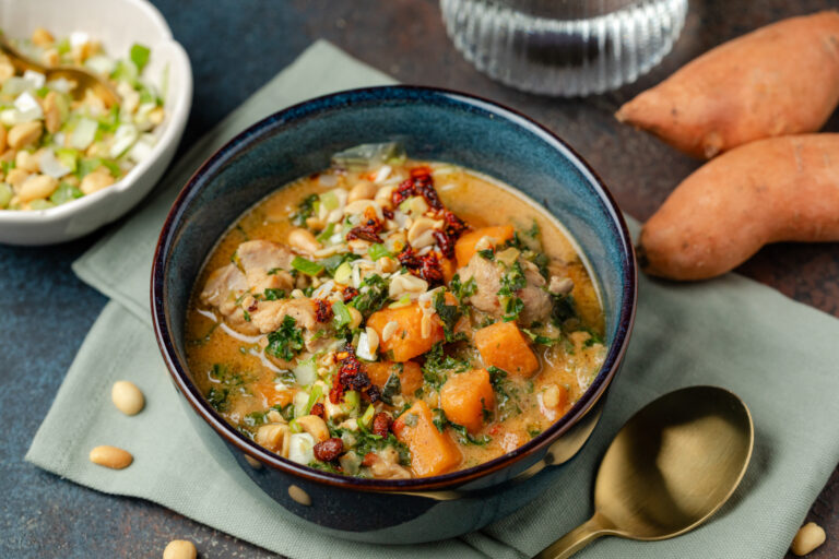 Pindasoep met kip en zoete aardappel