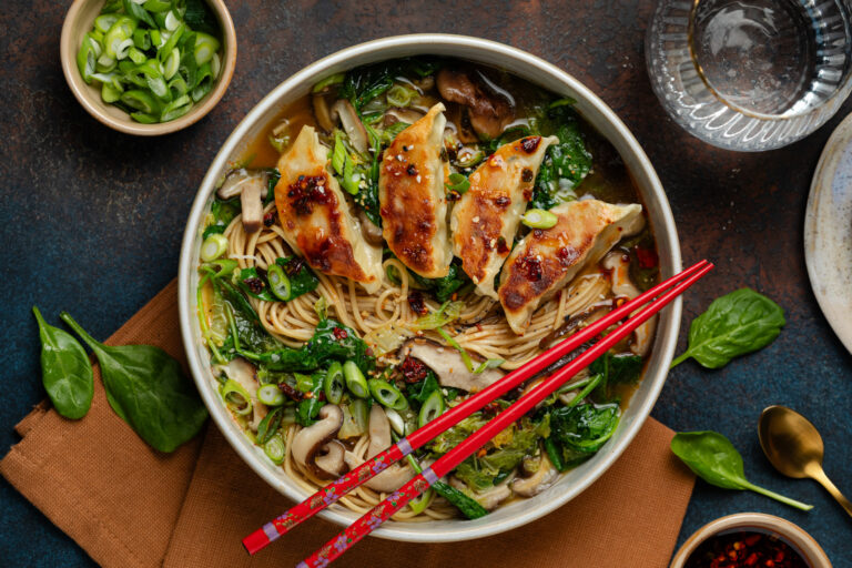 Snelle miso ramen met kip gyoza’s