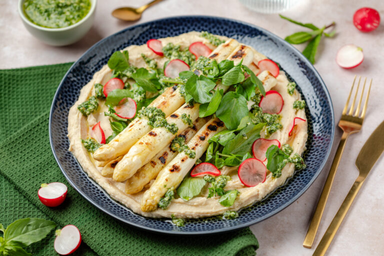 Gegrilde asperges met romige boterbonenpuree en voorjaarspesto