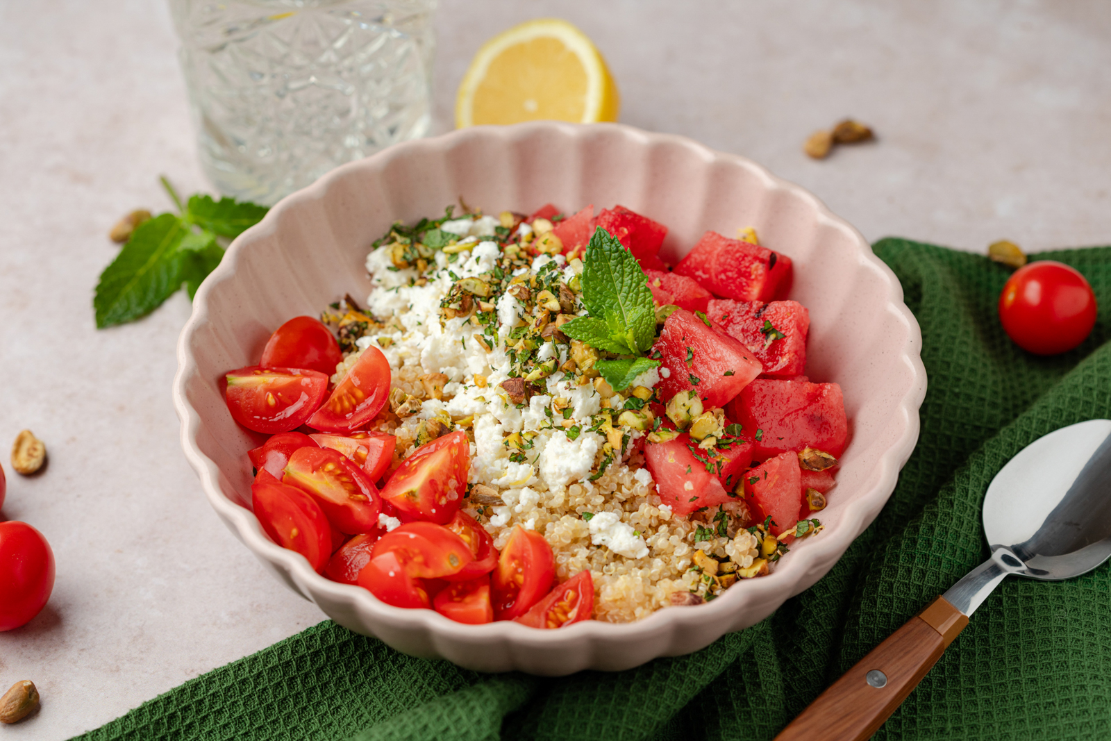 Quinoa ontbijtbowl met watermeloen, cherrytomaten en feta