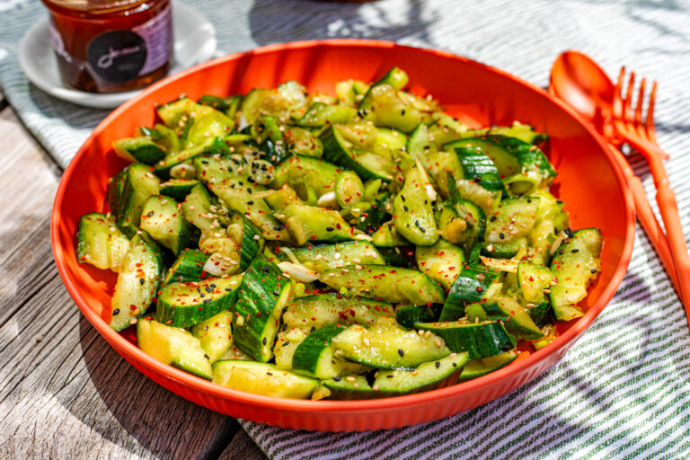 Smashed komkommersalade met soja-chilidressing