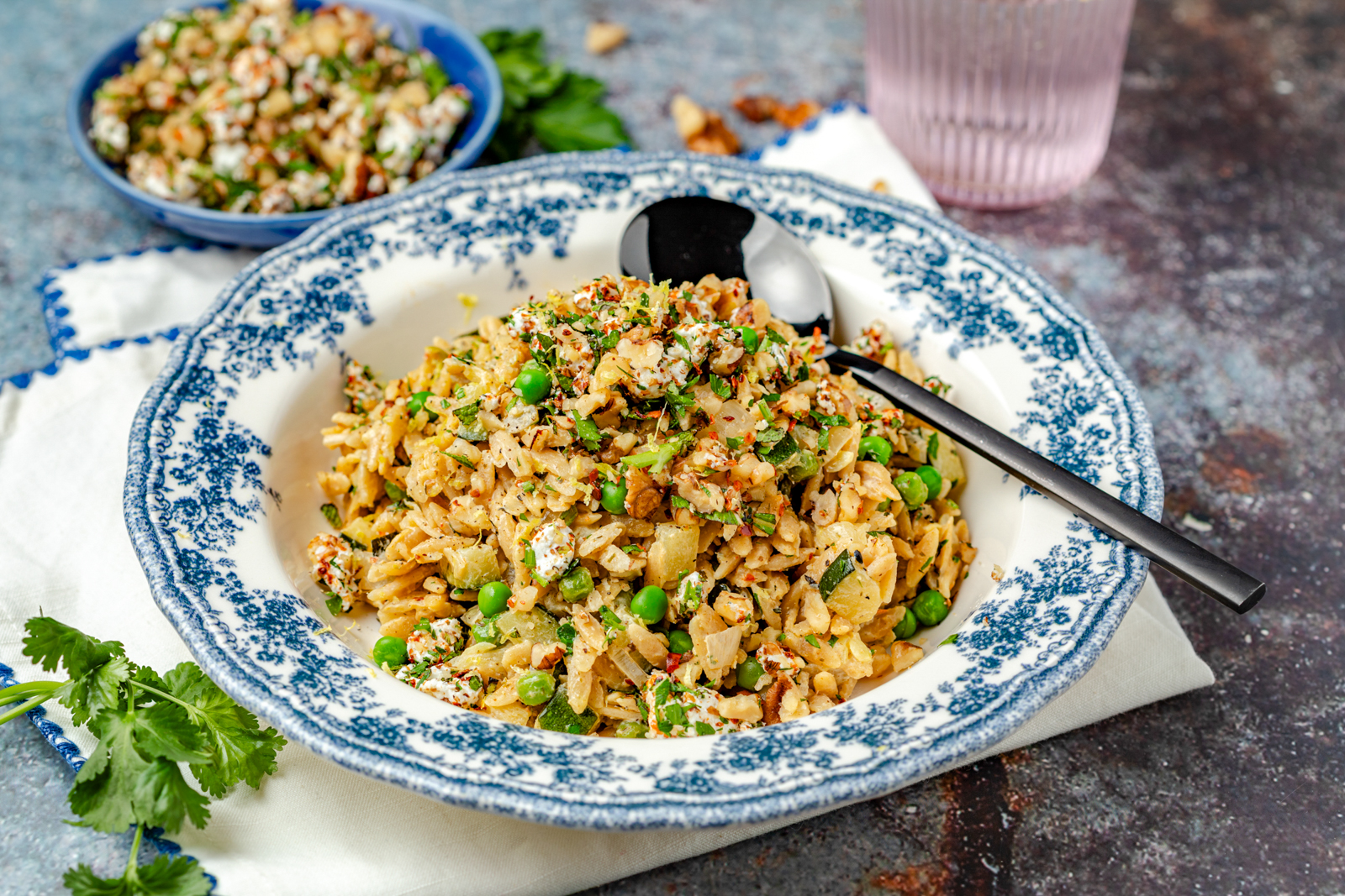 Orzo met courgette, citroen en walnoot-geitenkaascrumble