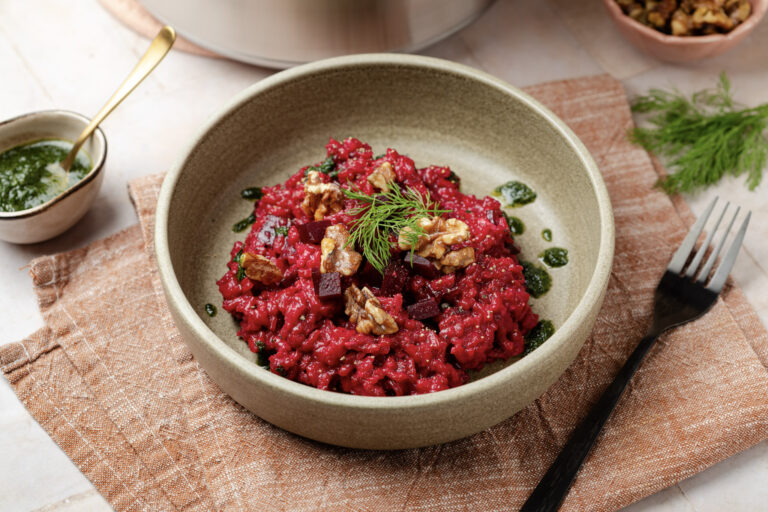 Romige bietenrisotto met walnoten en dille olie