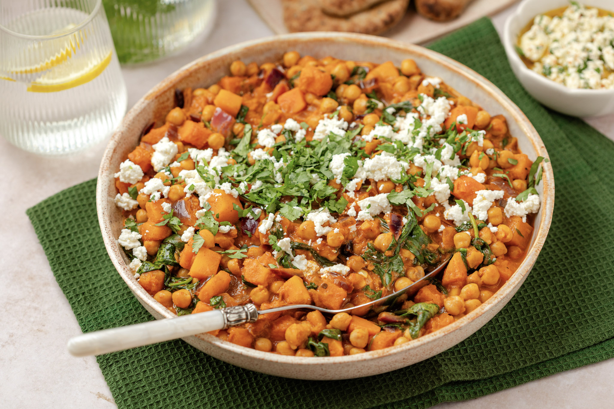 Pompoencurry met kikkererwten, spinazie en naan