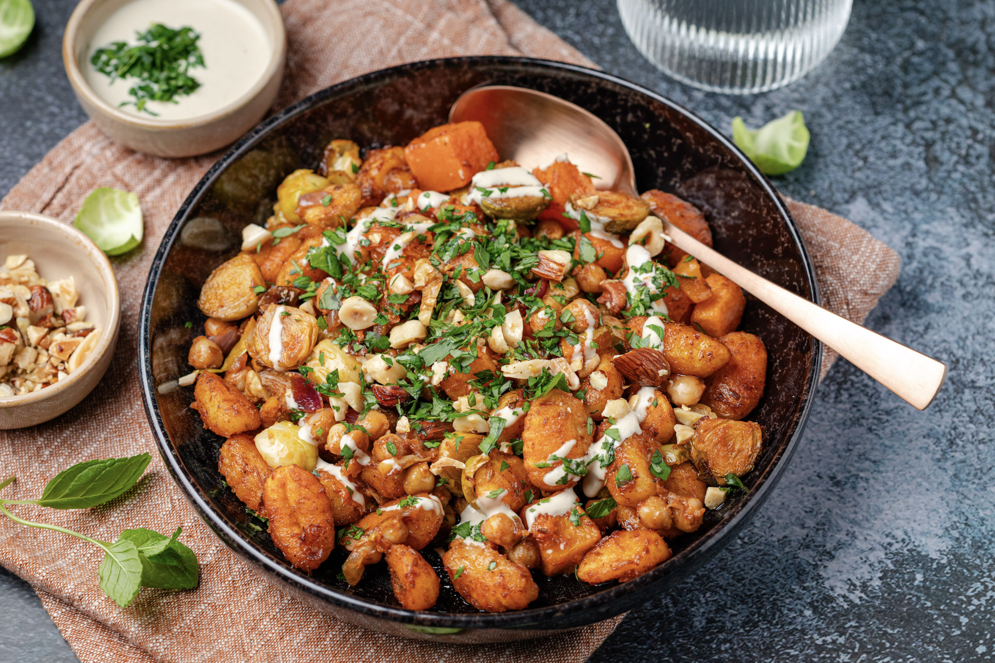 Gnocchi traybake met harissa, kikkererwten en tahindressing