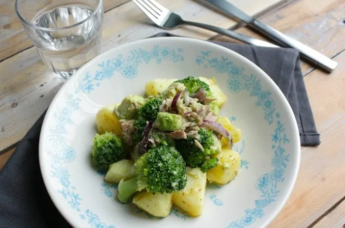 Broccoli-salade-met-avocado-tonijn-en-aardappel_1