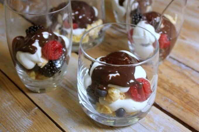 Eton-mess-met-chocolade-en-rood-fruit_1-680x450