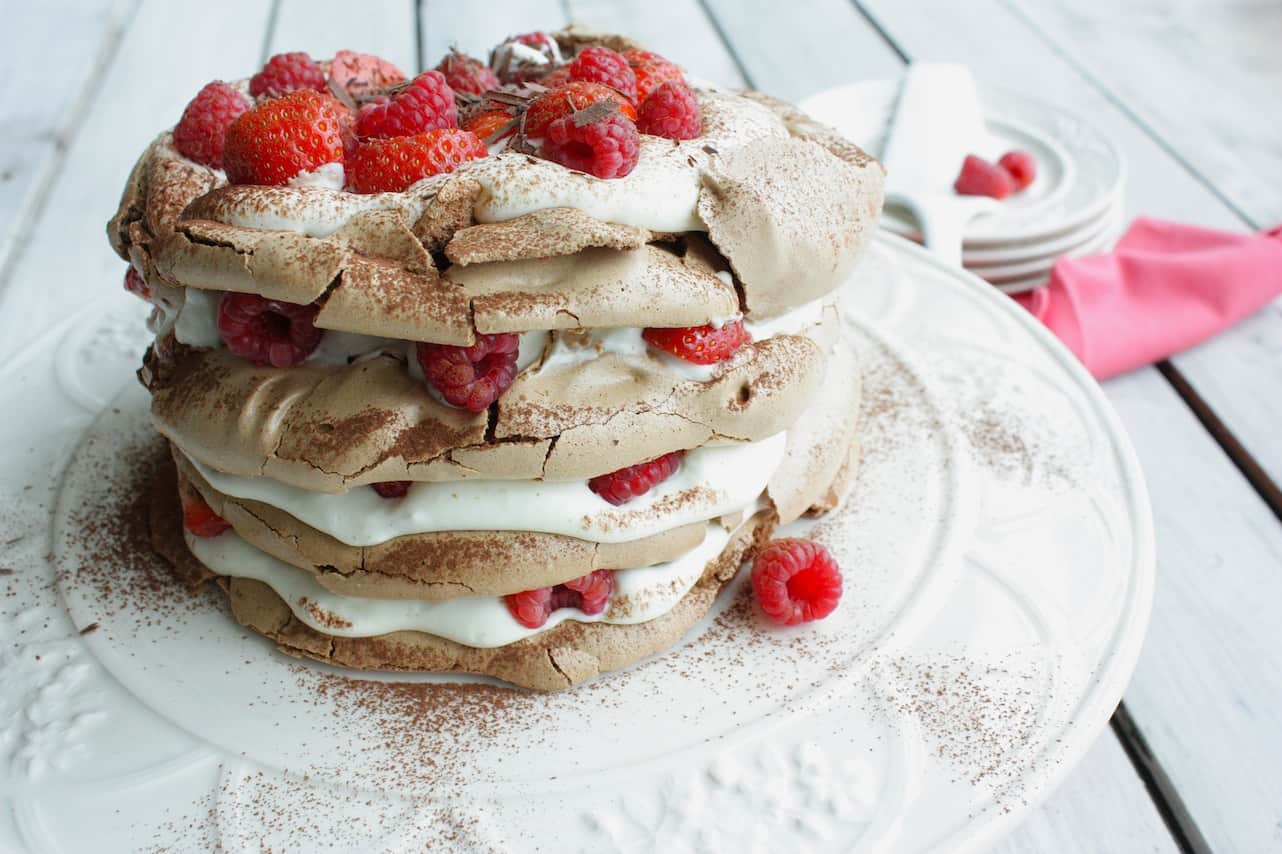 Francesca Kookt_chocolade meringue taart met aardbeien en frambozen_1_uitgelicht