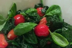 Francesca-Kookt_gewokte-spinazie-met-tomaat-en-basilicum_1_uitgelicht