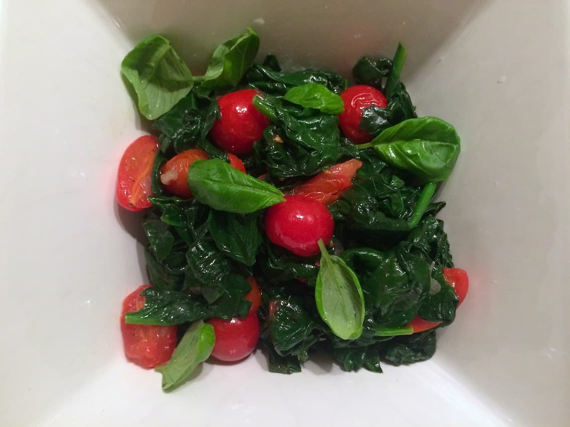 Francesca Kookt_gewokte spinazie met tomaat en basilicum_2