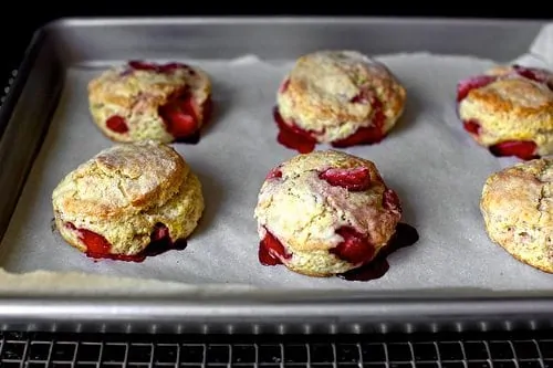 Francesca Kookt_koekjes bakken voor mama_aardbeien room scones