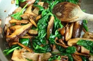 Gesauteerde paddenstoelen met spinazie en truffel_1