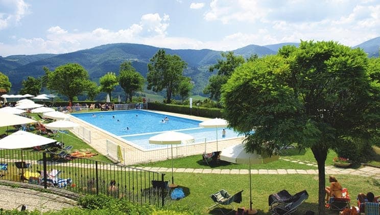 IS012-castelvecchio-il-collaccio-campsite-italy-south-pool-a_tcm14-3323