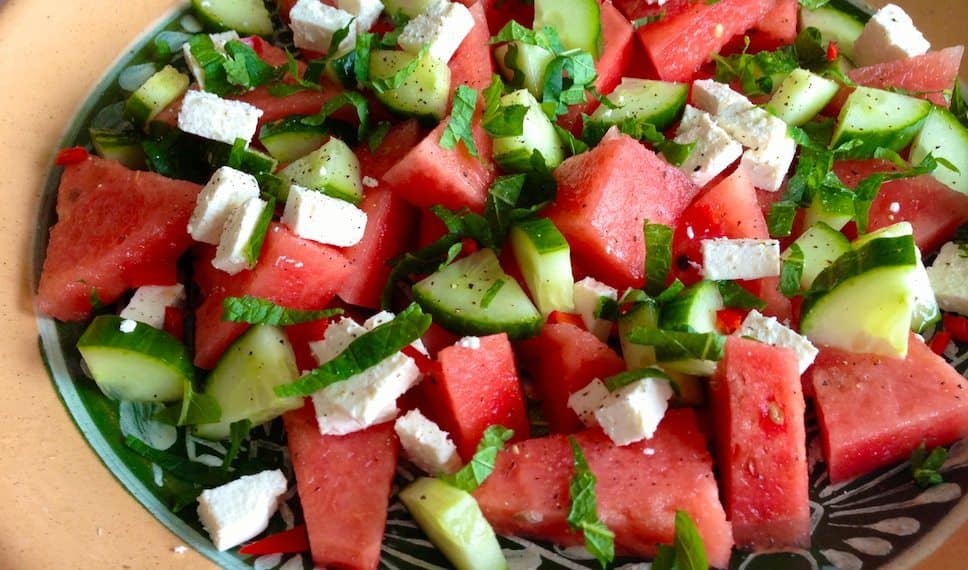 Koude gerechten en zomerse maaltijden; snel klaar recepten avondeten En dan schiet het er nog wel eens bij in om nog een goede maaltijd met zomerse kindvriendelijke gerechten met koude hapjes op tafel te zetten. Helemaal als je moet koken voor een groep vanwege de visite. Je hebt ook eigenlijk helemaal geen trek meer.