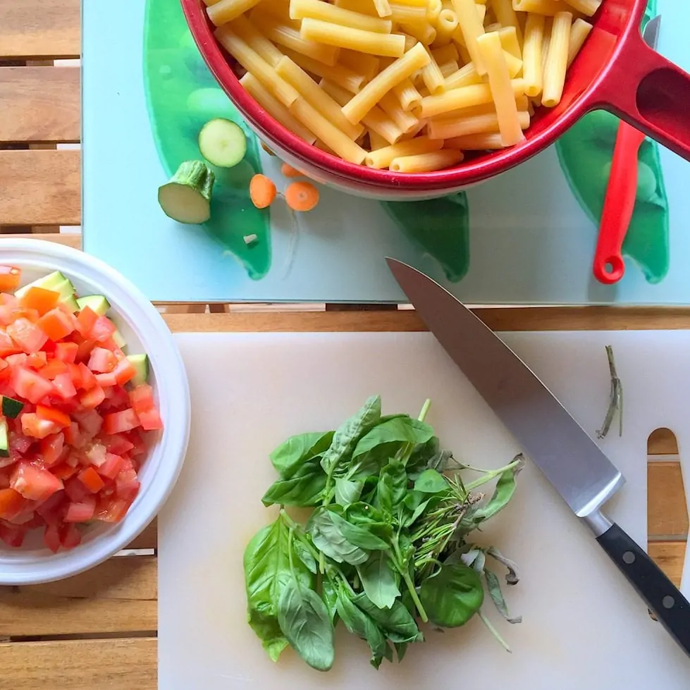 campingkoken-pasta-met-groenten-kruiden-1
