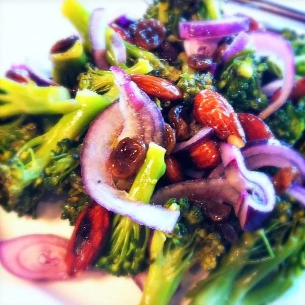 salade-met-broccoli-amandelen-en-rozijnen-2